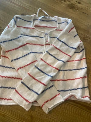 Stickad tröja  - Stickad tröja från Gina tricot 💕 bra skick förutom en pytteliten fläck (se sista bilden)  kontakta mig för mer bilder eller om du är intresserad tar endast swish!💕🍓🤍