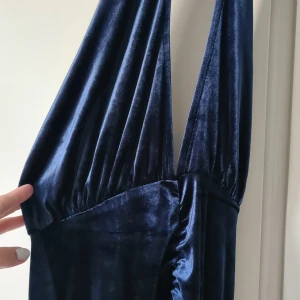 Oanvänd halterneckklänning - Sammet, strl xs men rymlig beroende på hur man knyter Mörkblå Prislapp kvar