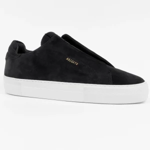 Axel arigato skor - Säljer nu mina fina Axel arigato skor då de inte kommer till användning. Köpa för 2350kr. Skriv för bilder (lånad bild som visas)💕 Skokartongen och kvitto ingår såklart. Pris kana diskuteras!