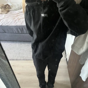 Svart hoodie - Svart I stay hoodie köpt på Carlings. Helt ny använd enstaka gång! 