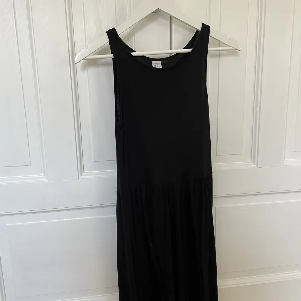 Svart enkel klänning 👗 Perfekt som basplagg! . Klänningar.