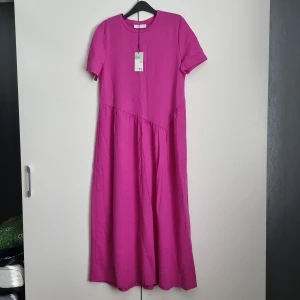 Klänning  - Ny klänning oanvänd från Primark med prislapp kvar. Stl. M