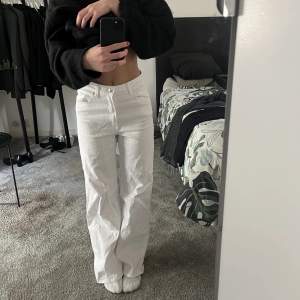 Vita högmidjade jeans från Hm. Köptes för 2 år sen men är aldrig använda ❤️