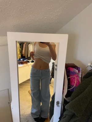 Word Jeans - Jätte balla jeans från junkyard. De är typ lågmidjade men ändå mid. Kan vad till vad som helst. Priset kan diskuteras, kontakta via frågor!