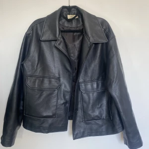 Läder jacka  - Superfin läder imitation från mango, köpt för något år sedan, sparsamt använd men den saknar en vit pälskrage som gick att ta av och på annars inga anmärkningar. 