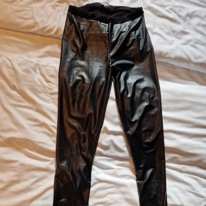 Skinnimitation leggings ida sjöstedt - Välanvända leggings från Ida sjöstedt i storlek 38. Passar till vardags och fest. Djur och rökfritt hem.
