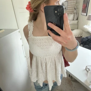 Vit linneblus  - En så fin blus/linne som är fin till sommaren 💕köpt för 229 och är använd 2 gånger!