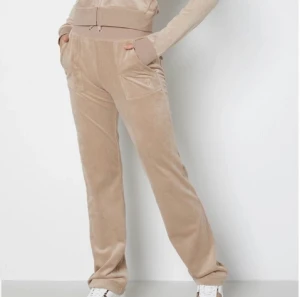 Juicy  - Säljer mina fina juicy från nelly då de inte kommer till någon större användning längre & även är ett smått förstora!  Skriv för mer bilder i dm😊