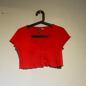 Kort röd tröja i bra skick. Använts flera gånger men i bra skick. 