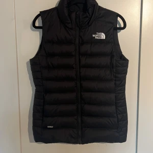 The North Face väst - Väst från The North Face i storlek S. Använd fåtal gånger, nyskick 