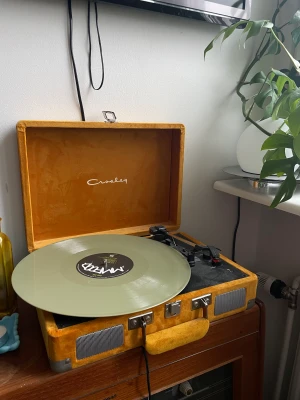 Gul skivspelare Crosley Cruiser - Komplett skivspelare i gul sammet. Enbart använd som prydnad och bluetoothhögtalare. Spelar 33 1/3, 45 samt 78 RPM. Crosley for Urban Outfitters, Limited Edition Portable Record Player w/ Bluetooth