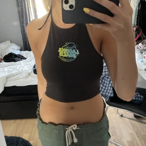 Svart topp - En svart topp med tryck 