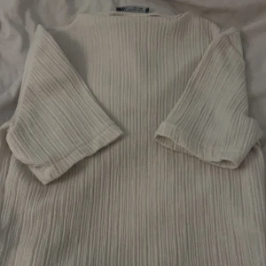 T-shirt från zara - Detta är en vit tröja ifrån zara i storlek s. Säljer pågrund av att den inte används och är använd Max 2 gånger. Skriv för mer frågor eller bilder💗