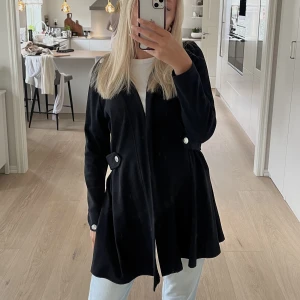 Svart kappa/kofta - Säljer denna superfina tunna kappa från Chiara Forthi, köpt på Bubbleroom. Sparsamt använd och i fint skick. Köpt för cirka 1000-1200kr, men säljer för 350 + frakt.💕