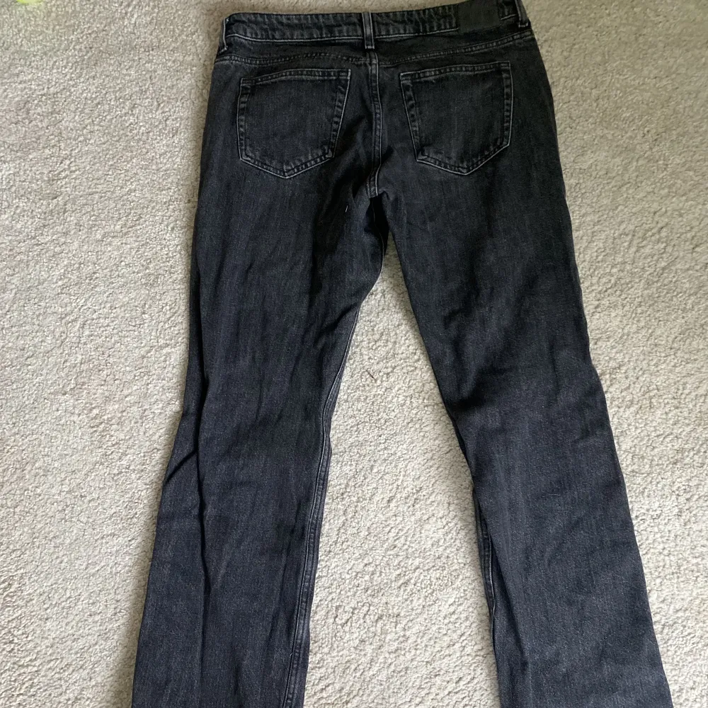 Weekday jeans modell arrow svarta straight säljer dem på grund av att de inte blir använda.. Jeans & Byxor.