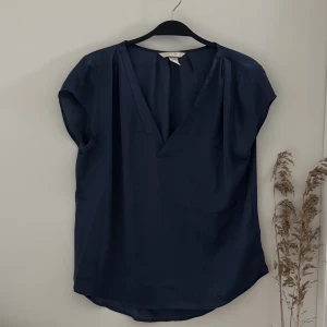 Blus - Marinblå blus från hm  i storlek 38 i bra skick