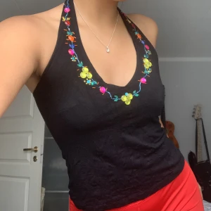 Indiska Halterneck Topp - En söt halterneck topp från Indiska med fina detaljer runt halsen. I storlek XS och fint skick.