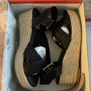 Espadriller - Säljer mina Espadriller från asos då de är för stora & missade att skicka tillbaka dem. Kartong och allt är kvar, aldrig använda. Köparen står för frakt 💕