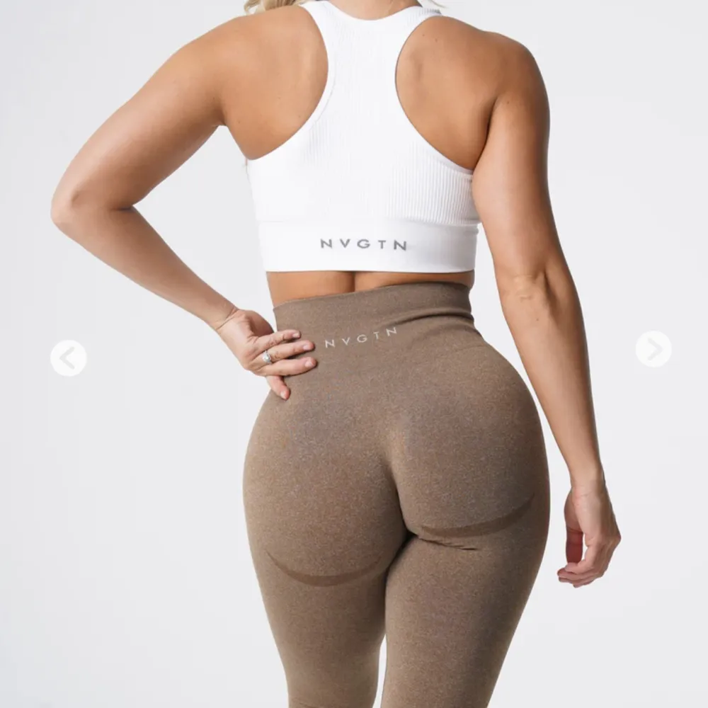 Oanvända och supersnygga gymleggings från gymmärket NVGTN, sitter så smickrande och kan användas även till vardags. Säljs pga köpt dubbletter🤎 färgen MOCHA, passar S och Xs. Från contour seamless kollektionen🤎nypris var 690kr . Övrigt.