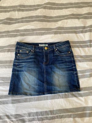 Jeanskjol - Mid rise men man kan göra den low rise, sitter fint och köpt secondhand. Lite otydligt vad det är för märke men man kan kolla andra bilden och se. 