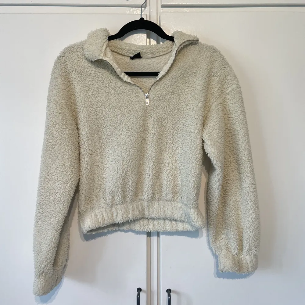 Mysig Teddy tröja från Gina tricot i storlek XS. 60 kr + frakt 🥰. Tröjor & Koftor.