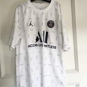 Psg X Jordan t shirt  🔥 Storlek M men passar S nyskick  Köpt på zalando för ca 600kr