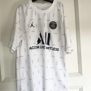 Psg träningströja - Psg X Jordan t shirt  🔥 Storlek M men passar S nyskick  Köpt på zalando för ca 600kr