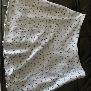 Söt kjol - Oanvänd kjol i superfint blommönster. Kjolen sitter snyggt low-Waist på mig som vanligtvis har 38 på underdelar ◡̈