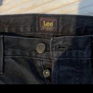 Det är ett par svarta jeansshorts köpta från Carlings för ca 200 år sedan, de är i stort sett oanvända och därför känner jag att det är dags för dem att få en ny chans att faktiskt användas :) Storlek: W29.