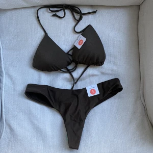 Brun bikini  - Säljer en oanvänd bikini från BikBok, endast provat den men har liknande som jag använt istället! Skriv om du har några frågor 🫶🏼 Köparen står för frakt 