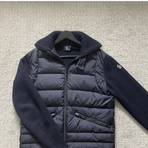 Moncler cardigan - Säljer min moncler Maglione Tricot cardigan som är i väldigt bra skick! 8/10! Den är storlek L men är liten i storleken så den passar S/M! Den är självklart äkta. Hör av dig om du har några frågor! 