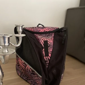 Konståknings ryggsäck - Säljer nu min fina väska. Inga skador någonstans på veskan andvänd 4-5 gånger innan jag slutade