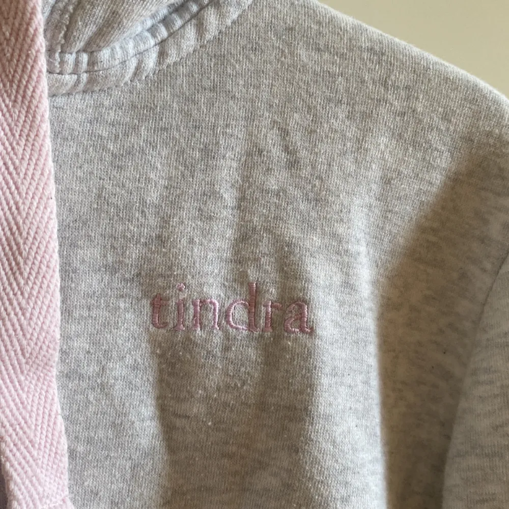 Superfin grå zip hoodie från Tindra med fina rosa detaljer.🌸Hör av dig vid frågor eller funderingar. Ta hand om dig.💌. Hoodies.