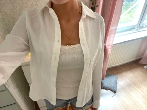 Skjorta brandy Melville  - Skjorta från brandy Melville. Skön o tunn, använd 1 gång. Ingen fläck. One size men passar mig som är S, passar M om man vill att den ska sitta lite tajtare