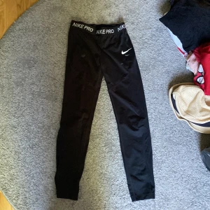 Tränings tajts - Säljer ett par försmå Nike PRO tajts som är perfekt när man ska träna😊