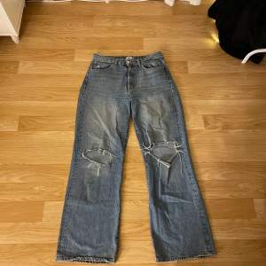 Mörblåa högmidjade jeans från Lager 157❤️ håliga i knäna som gör de supersnygga❤️