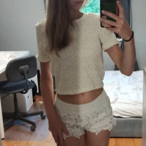 T-shirt  - Snygg Zara t-shirt. Köpt på plick. Aldrig använd av mig. Säljer endast vid bra pris då jag annars hellre behåller den. Tror inte den säljs mer. Tror den är i S men eventuellt XS