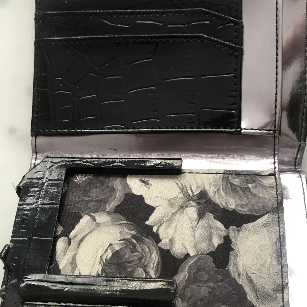 Plånbok i fake ormskinn, har en cool bild på innsidan! Använd en del men har inga synliga skador🌱 Många små praktiska fickor🌹. Väskor.