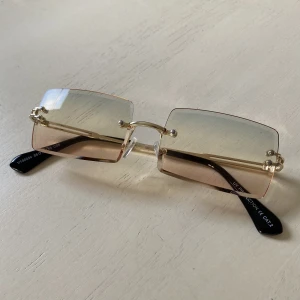 Stiliga solglasögon RETRO - Ett par gröna stiliga solglasögon i guld utsmyckning med flerfärgat glas i lite kung smoky stil. Endast använt två gånger, precis som nya!