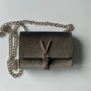 Handväska  - Handväska från valentino. Silverfärgad, i bra skick. Nypris ca 600kr, säljer för 99kr 🌷