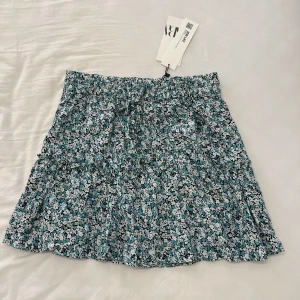 Zara kjol - En söt sommarkjol från Zara med lappen kvar. Kjolen har inbyggda short. Säljer då den aldrig kommit till användning🩷