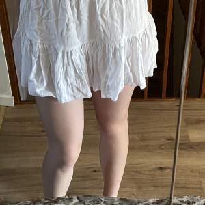 Superfin vit kjol köpt för ca en månad sen men som tyvärr aldrig kommit till användning🫶