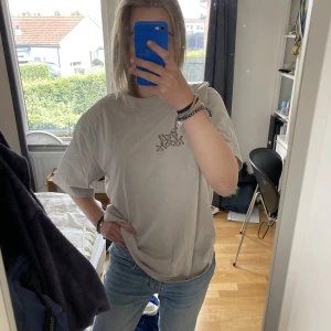 Grå tröja  - Säljer denna gråa tröja med cool rygg från hm. 