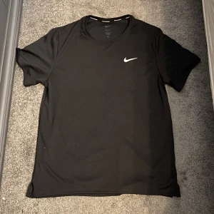 Nike tränings tröja  - Säljer en tränings tröja från Nike som är använd av mig någon enstaka gång, sälj pga att den är för stor. Skick 10/10 som ny. Mvh