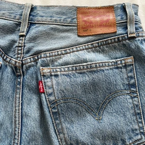 Levis 501 - Jeans från Levis i modellen 501. Använda men i fint skick. Lite skrynkliga på bilden. Pris går att diskutera.