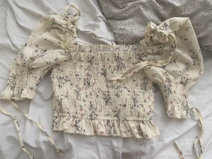 Kort topp  - En jätte fin blommig tröja i färgen cremewhite/beige typ.     Köptes för (359kr) och säljes för 120kr