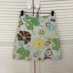 Blommig vintage kjol - En blommig kjol köpt på 90-talet. Strl. 34. Säljer pga jag vuxit ur den:) Pris kan diskuteras, köparen betalar för frakt. Kan även mötas upp i Stockholm:)