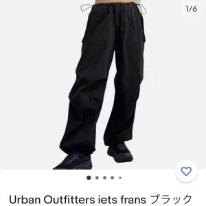 Urban Parachute pants - Snygga parachute byxor från urban outfitters (ietsfrans…) I bra skick  Storlek S, passa också M  (justerbar) 