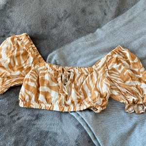 Sommartopp  - En mönstrad sommartopp från hm 