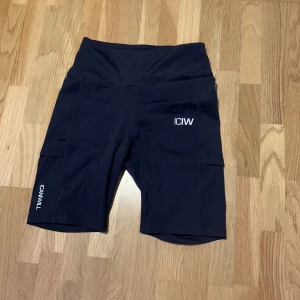 ICIW shorts - Träningsshorts från ICIW i färgen mörkblå. Knappt använda så jättefint skick. Storlek S. 
